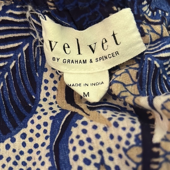 Velvet by Graham & Spencer Yuelle Blue Floral Flutter Sleeve Keyhole Top - M - Picture 10 of 13